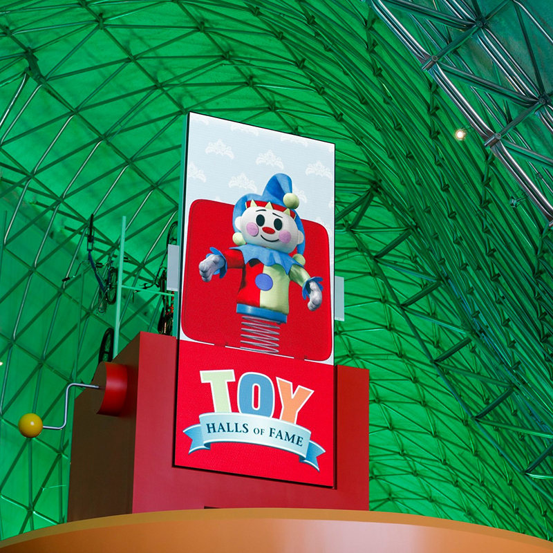 玩具名人堂电梯的数字屏幕上有展览标志