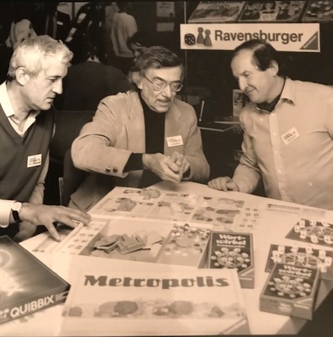 Sid Sackson(中间)和两个朋友在玩游戏