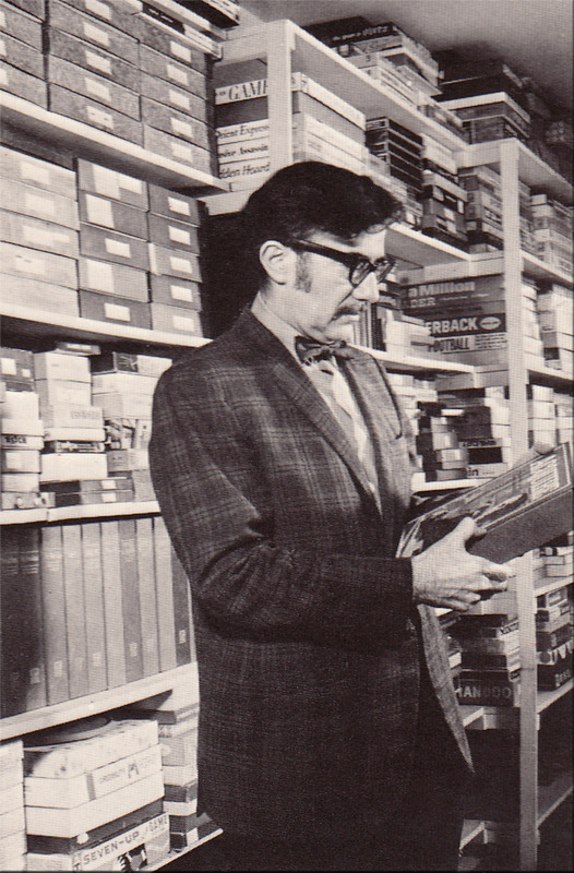 Sid Sackson站在游戏架前的照片